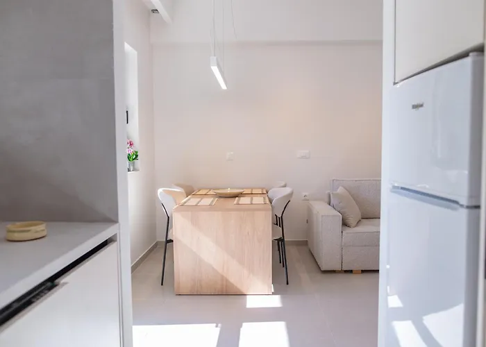 Michail Old Harbour 公寓 *